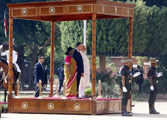 Tổng Bí thư, Chủ tịch nước Tô Lâm cùng Tổng thống Droupadi Murmu và Thủ tướng Narendra Modi trên bục danh dự, thực hiện nghi lễ chào cờ. Ảnh: TTXVN