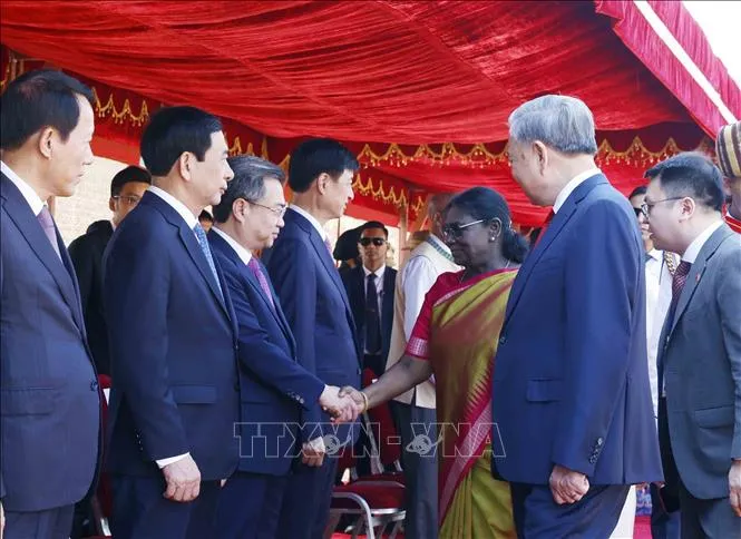 Tổng Bí thư, Chủ tịch nước Tô Lâm giới thiệu thành viên đoàn cấp cao Việt Nam với Tổng thống và Thủ tướng Ấn Độ. Ảnh: TTXVN