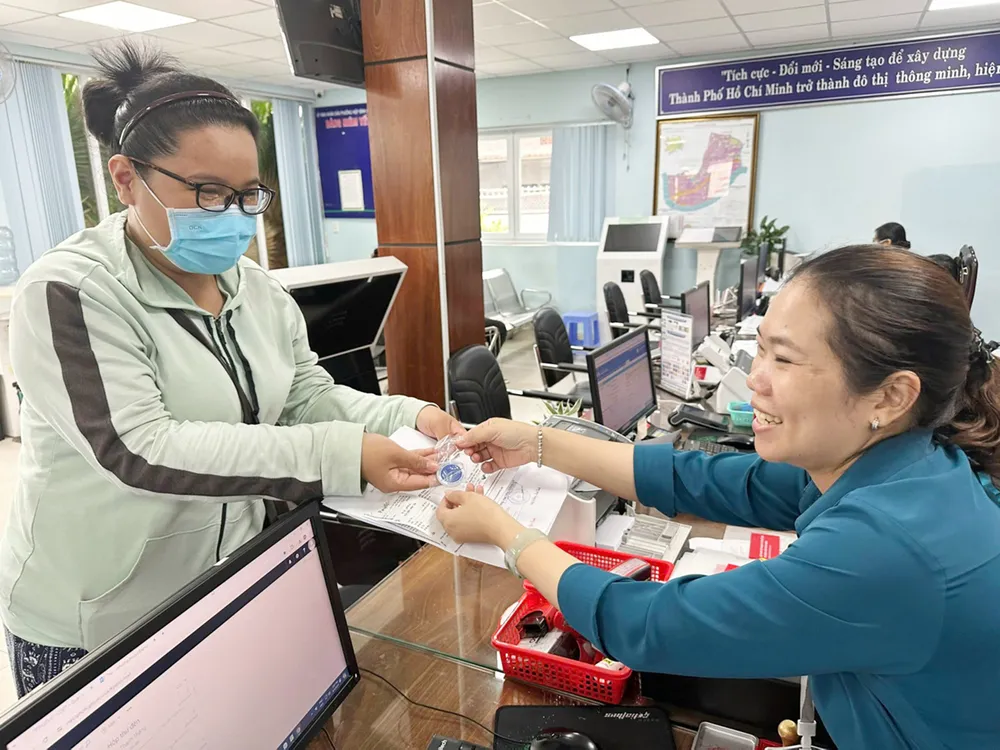 cong-chuc-ubnd-phuong-hiep-binh-chanh-tp-thu-duc-tphcm-giai-quyet-ho-so-cho-nguoi-dan-anh-thu-huong-2716-724.jpg