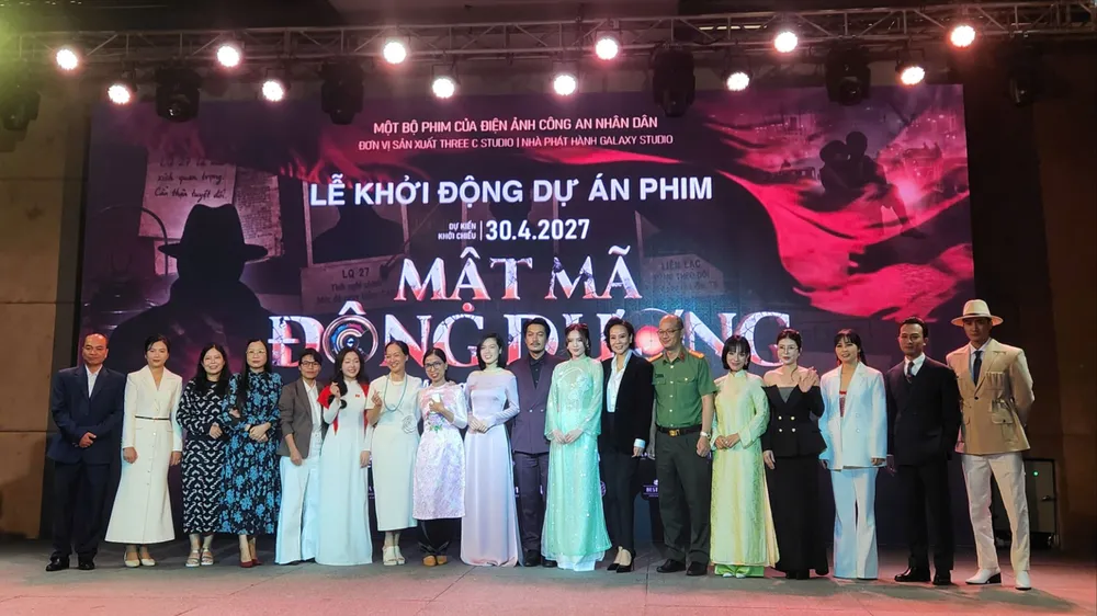 Ê-kíp đoàn phim tại lễ khởi động dự án phim, chiều 8-5. Ảnh: VĂN TUẤN