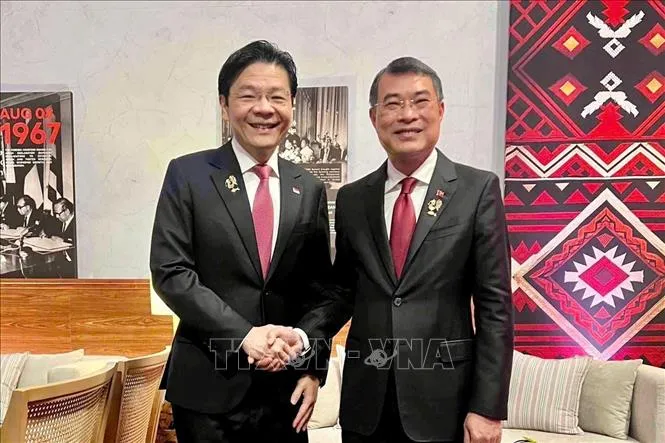 Thủ tướng Lê Minh Hưng và Thủ tướng Singapore Lawrence Wong. Ảnh: TTXVN