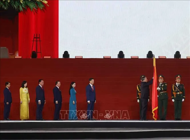 Tổng Bí thư, Chủ tịch nước Tô Lâm gắn Huân chương Lao động hạng nhất lên lá cờ truyền thống của thành phố Đồng Nai. Ảnh: TTXVN
