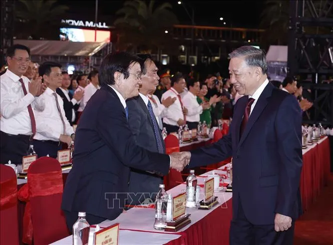 Tổng Bí thư, Chủ tịch nước Tô Lâm với các đồng chí lãnh đạo, nguyên lãnh đạo Đảng Nhà nước. Ảnh: TTXVN