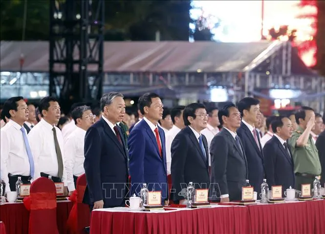 Tổng Bí thư, Chủ tịch nước Tô Lâm và các đại biểu thực hiện nghi lễ chào cờ. Ảnh: TTXVN