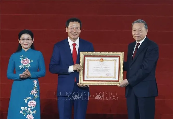 Tổng Bí thư, Chủ tịch nước Tô Lâm trao Huân chương Lao động hạng nhất tặng thành phố Đồng Nai. Ảnh: TTXVN