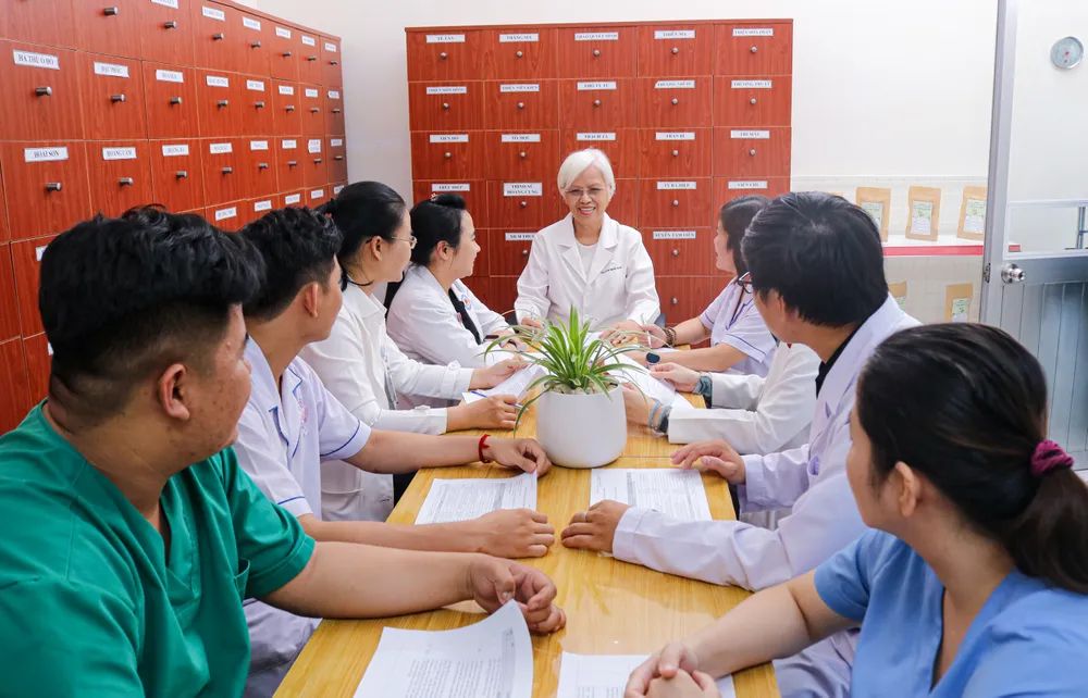 Giảng viên kha Dược Trường ĐH Khoa học Sức khỏe (ĐHQG TPHCM) trao đổi kinh nghiệm với chuyên gia quốc tế.jpg