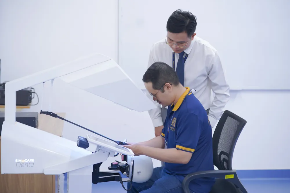 Giảng viên Khoa y Trường ĐH Gia Định kiểm tra các thiết bị thực hành.jpg