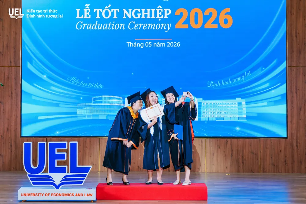 Sinh viên ngành Luật Trường ĐH Kinh tế - Luật (ĐHQG TPHCM) nhận bằng tốt nghiệp.jpg