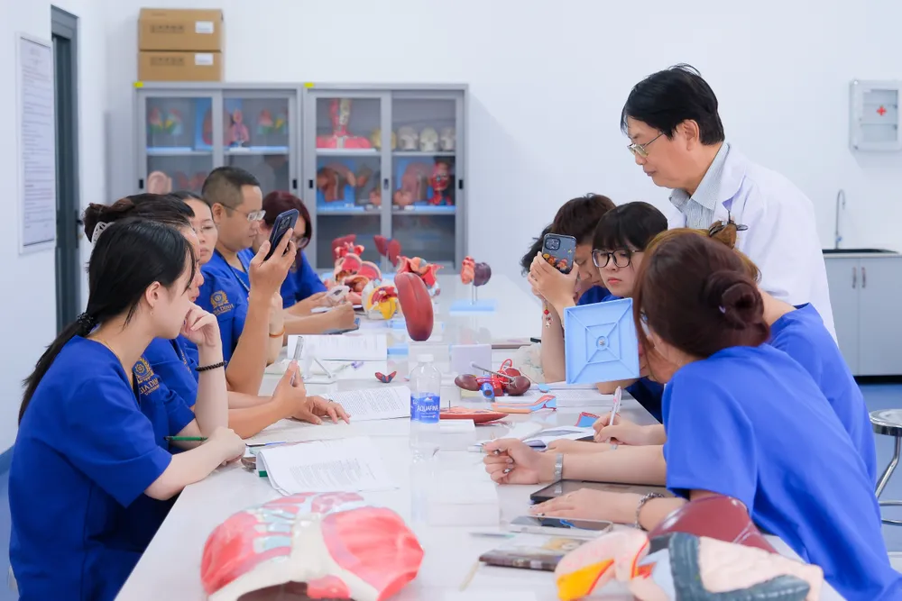 Sinh viên ngành Y khoa Trường ĐH Gia Định trong giờ học thực hành .jpg