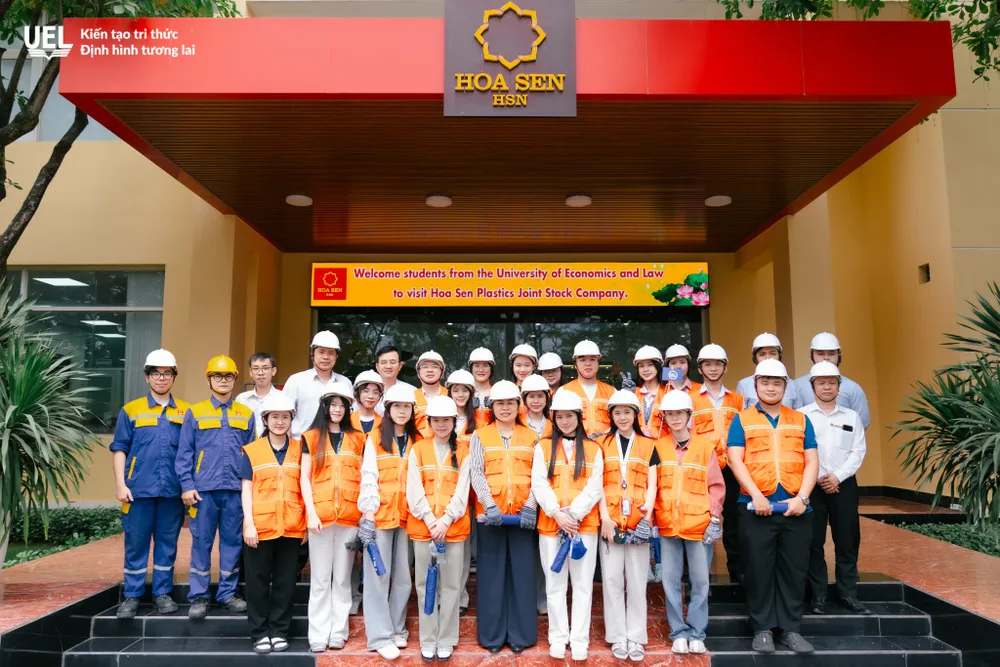 Sinh viên Trường ĐH Kinh tế - Luật (ĐHQG TPHCM) thực tập tại doanh nghiệp.jpg