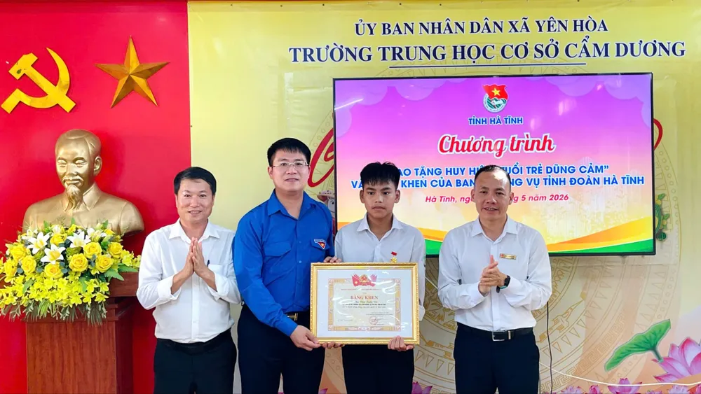 Lãnh đạo Tỉnh đoàn Hà Tĩnh trao bằng khen cho em Chu Văn Tuấn Vũ