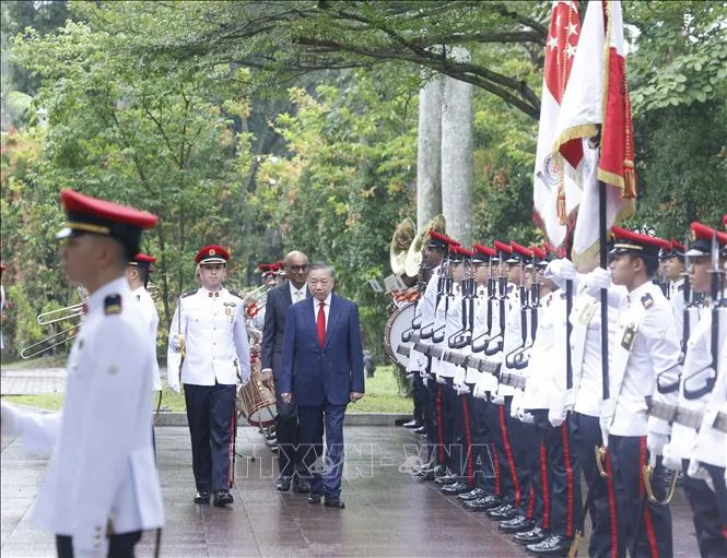 Tổng Bí thư, Chủ tịch nước Tô Lâm và Tổng thống Singapore Tharman Shanmugaratnam duyệt Đội danh dự. Ảnh: TTXVN
