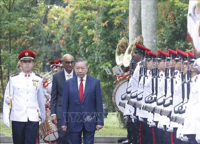 Tổng Bí thư, Chủ tịch nước Tô Lâm và Tổng thống Singapore Tharman Shanmugaratnam duyệt Đội danh dự. Ảnh: TTXVN
