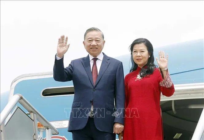 Tổng Bí thư, Chủ tịch nước Tô Lâm và Phu nhân đến sân bay quân sự Villamor Airbase, Manila. Ảnh: TTXVN