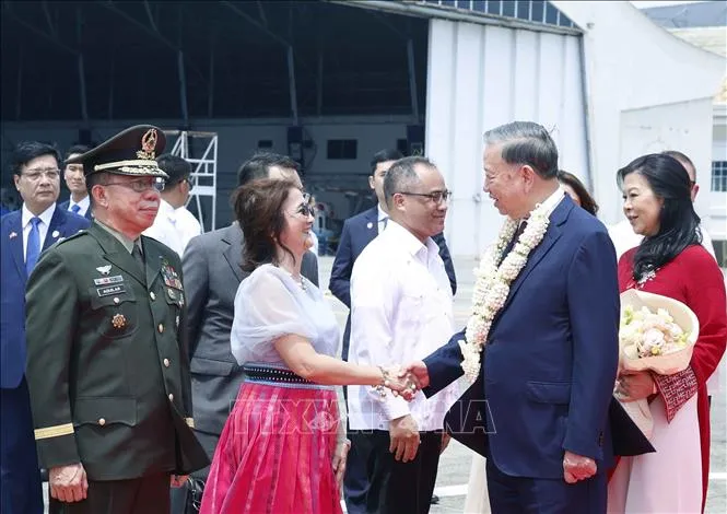 Các quan chức Chính phủ Philippines đón Tổng Bí thư, Chủ tịch nước Tô Lâm và Phu nhân tại sân bay quân sự Villamor Airbase, Manila. Ảnh: TTXVN