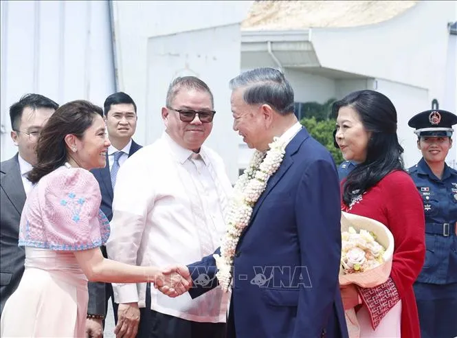 Tổng Bí thư, Chủ tịch nước Tô Lâm và Phu nhân đến Manila, bắt đầu chuyến thăm cấp Nhà nước tới Philippines. Ảnh: TTXVN