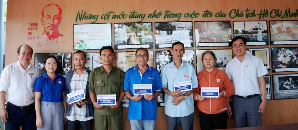 Báo Sài Gòn Giải Phóng tặng quà tri ân các gia đình người có công với cách mạng có hoàn cảnh khó khăn tại phường Trung Mỹ Tây. Ảnh VIỆT NGA.jpg