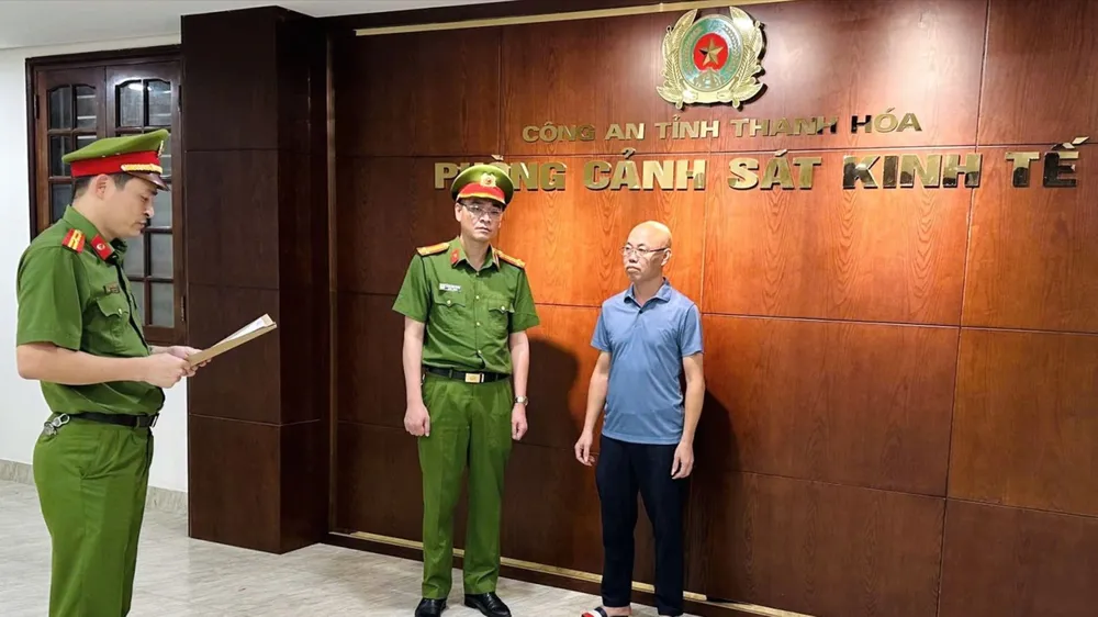 Cơ quan công an tống đạt quyết định khởi tố Nguyễn Sĩ Phương. Ảnh: Công an tỉnh Thanh Hóa 