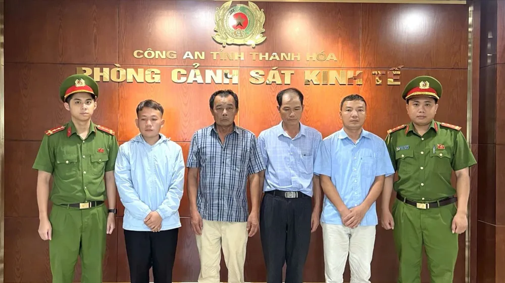 Cơ quan công an thi hành quyết định khởi tố vụ án, khởi tố bị can. Ảnh: Công an tỉnh Thanh Hóa