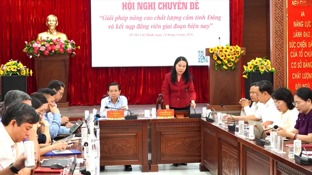 Đồng chí Lê Thị Hồng Nga, Phó Bí thư Đảng ủy, Chủ nhiệm Ủy ban Kiểm tra Đảng ủy các cơ quan Đảng TPHCM phát biểu tại hội nghị