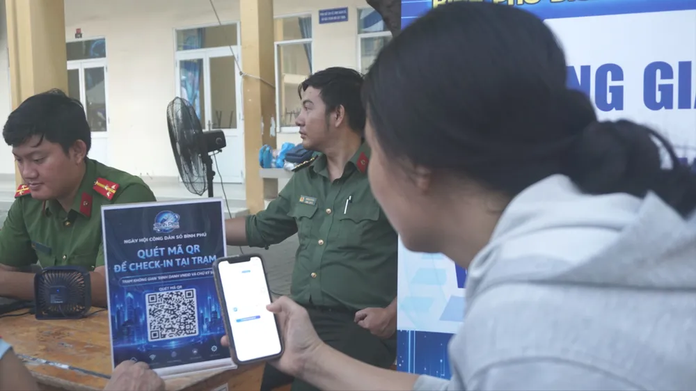 Người dân tham gia ngày hội Công dân số năm 2026 với chủ đề "Số hóa cộng đồng - Kết nối tương lai" tại phường Bình Phú. Ảnh: THANH HIỀN