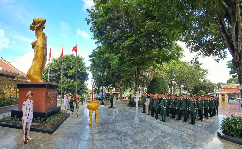 cac-dai-bieu-dang-huong-tuong-nho-nu-anh-hung-liet-si-vo-thi-sau-4163-7915.jpg