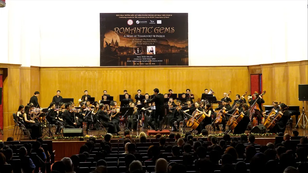 Chương trình hòa nhạc giao hưởng "Romantic Gems - A Night of Tchaikovsky & Dvorak" thu hút đông đảo khán giả yêu nhạc cổ điển TPHCM và du khách quốc tế đến thưởng thức. Ảnh: THÚY BÌNH 