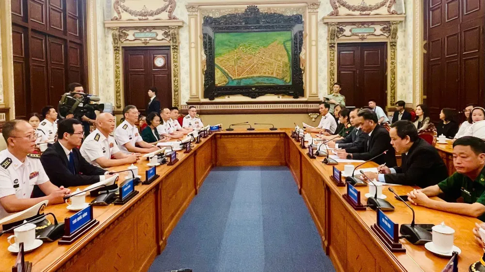 Phó Chủ tịch Thường trực UBND TPHCM Nguyễn Lộc Hà tiếp nhóm Chỉ huy Biên đội tàu 83 của Hải quân Trung Quốc. Ảnh: PHƯƠNG NAM 