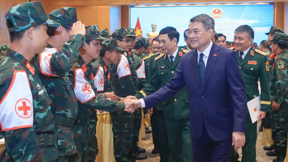 Thủ tướng Lê Minh Hưng và Đại tướng Phan Văn Giang, Phó Thủ tướng, Bộ trưởng Bộ Quốc phòng thăm hỏi, động viên các cán bộ, chiến sĩ tại lễ tuyên dương, sáng 11-7. Ảnh: VIẾT CHUNG