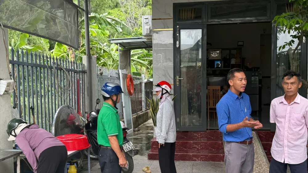 Cộng tác viên y tế đến từng hộ dân kiểm tra dụng cụ chứa nước, hướng dẫn các biện pháp diệt lăng quăng và phòng, chống sốt xuất huyết. Ảnh: THÀNH HUY