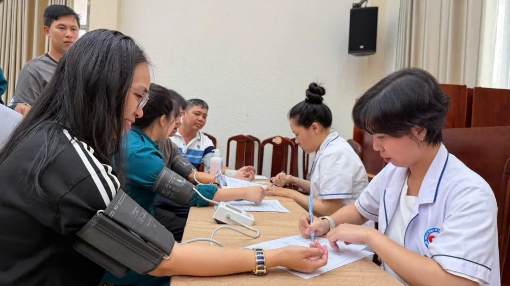 Ngay sau lễ phát động, chương trình khám sức khỏe định kỳ được triển khai cho 569 cán bộ, công chức, viên chức...