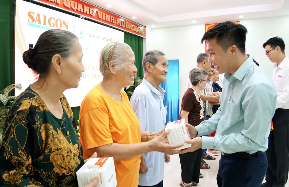 tang-qua-tri-an-dip-27-7-tai-phuong-minh-phung-13-9125-3649.jpg