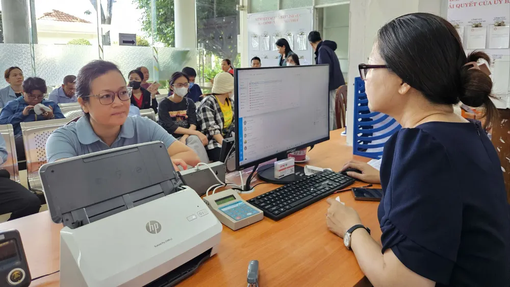 Công chức phường Đông Hưng Thuận (TPHCM) giải quyết hồ sơ cho người dân