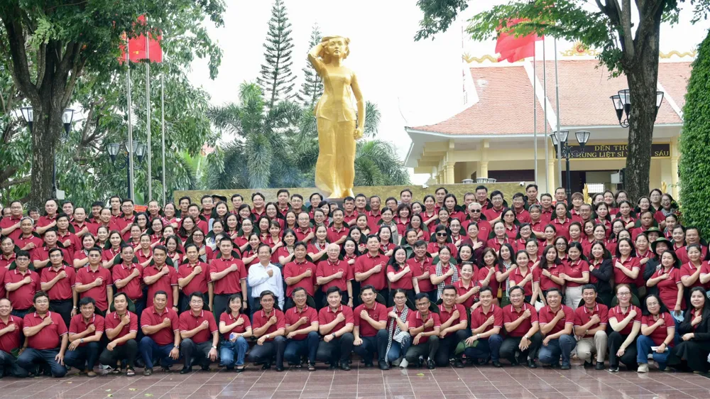 Cán bộ tuyên giáo và dân vận trong chuyến về nguồn học tập kinh nghiệm chuyên môn