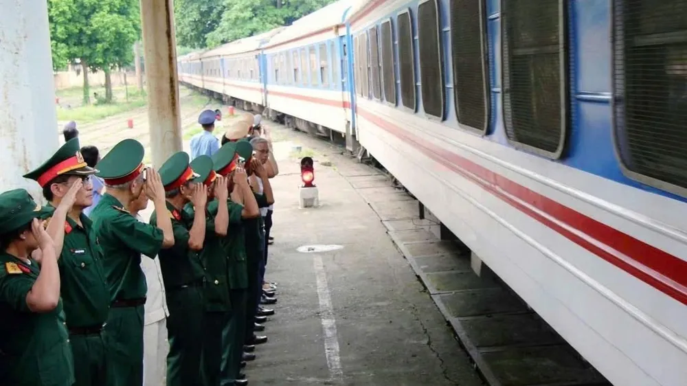 Những chuyến tàu đưa hài cốt liệt sĩ trở về quê hương. Ảnh: HẢI ANH