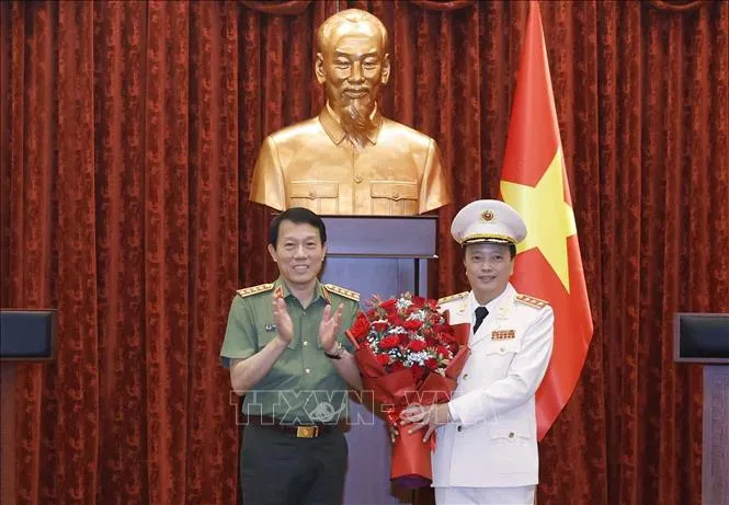 Đại tướng Lương Tam Quang, Ủy viên Bộ Chính trị, Bí thư Đảng ủy Công an Trung ương, Bộ trưởng Bộ Công an tặng hoa chúc mừng Thượng tướng Đặng Hồng Đức. Ảnh: TTXVN