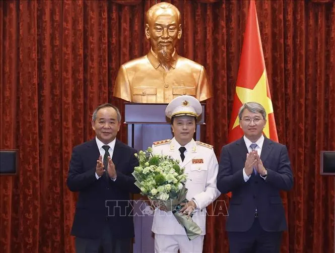 Đồng chí Nguyễn Hải Ninh, Ủy viên Trung ương Đảng, Chánh Văn phòng Trung ương Đảng và đồng chí Lê Khánh Hải, Ủy viên Trung ương Đảng, Chủ nhiệm Văn phòng Chủ tịch nước chúc mừng Thượng tướng Đặng Hồng Đức. Ảnh: TTXVN