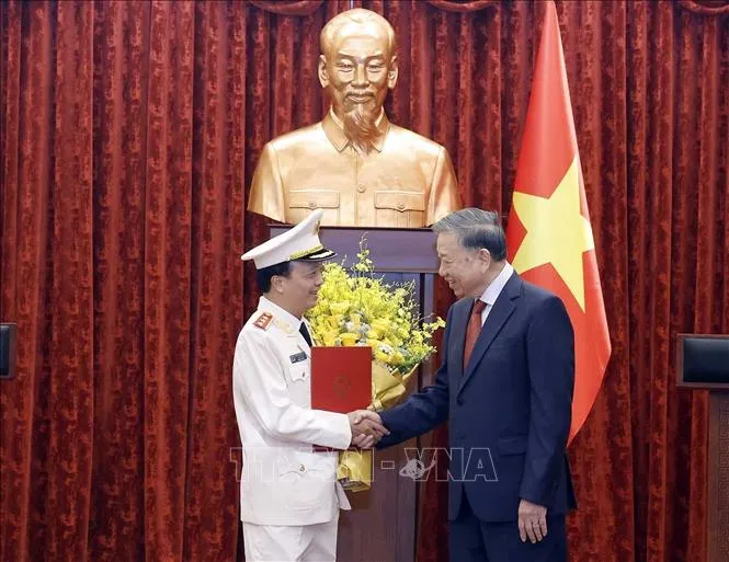 Tổng Bí thư, Chủ tịch nước Tô Lâm trao Quyết định thăng quân hàm từ Trung tướng lên Thượng tướng đối với đồng chí Đặng Hồng Đức, Thứ trưởng Bộ Công an. Ảnh: TTXVN