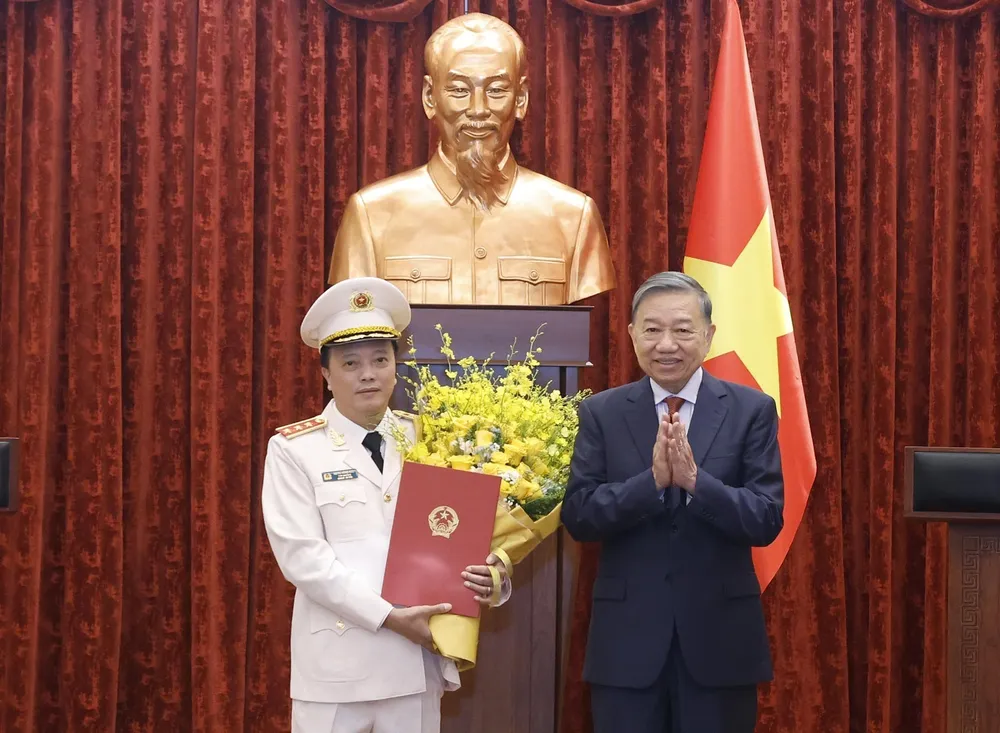 vna_potal_tong_bi_thu_chu_tich_nuoc_to_lam_trao_quyet_dinh_thang_quan_ham_thuong_tuong_cho_si_quan_cong_an_nhan_dan_viet_nam_8925974 (2).jpg