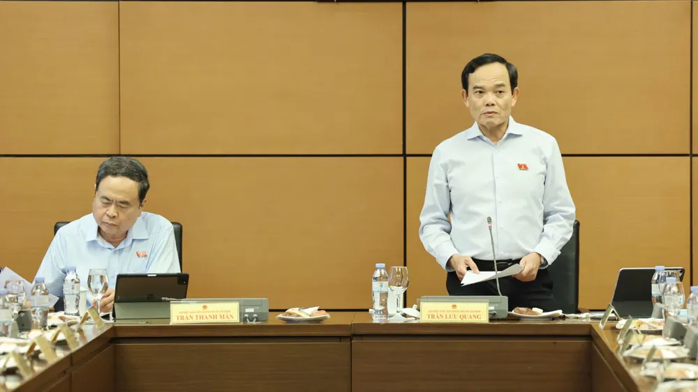 Đồng chí Trần Lưu Quang, Bí thư Thành ủy TPHCM, Trưởng Đoàn đại biểu Quốc hội TPHCM điều hành phiên thảo luận tổ, chiều 3-8. Ảnh: QUANG PHÚC 