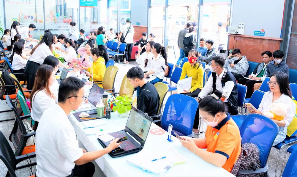 cán bộ tuyển sinh Trường ĐH Công nghệ TPHCM hướng dẫn thi sinh đăng ký xét tuyển.jpg