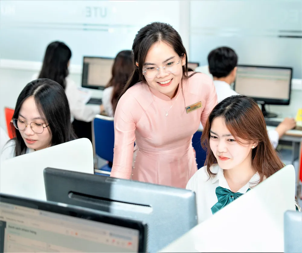 Giảng viên hướng dẫn sinh viên ngành Kế toán Trường ĐH Công nghệ TPHCM trong giờ học thực hành.jpg
