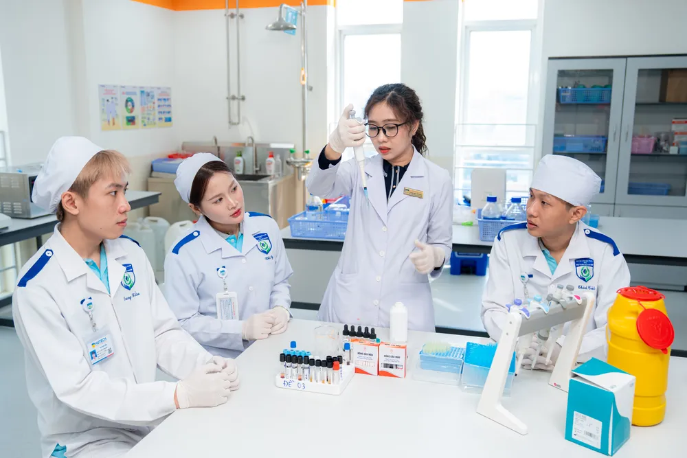 Giảng viên Khoa điều dưỡng Trường ĐH Công nghệ TPHCM hướng dẫn sinh viên thực hành xét nghiệm.jpg