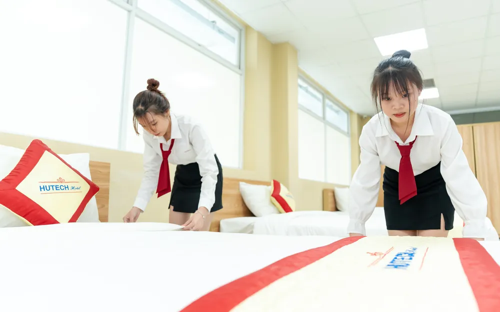 Sinh viê ngành Nhà hàng khách sạn Trường ĐH Công nghệ TPHCM trong giờ học thực hành.jpg