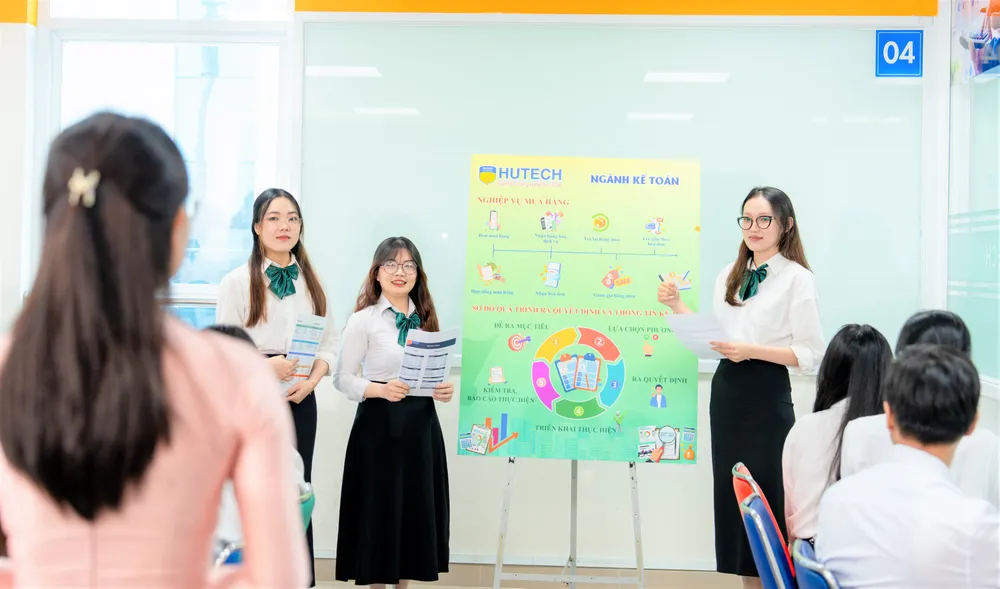 Sinh viên ngành Kế toán Trường ĐH Công nghệ TPHCM trong giờ học.jpg