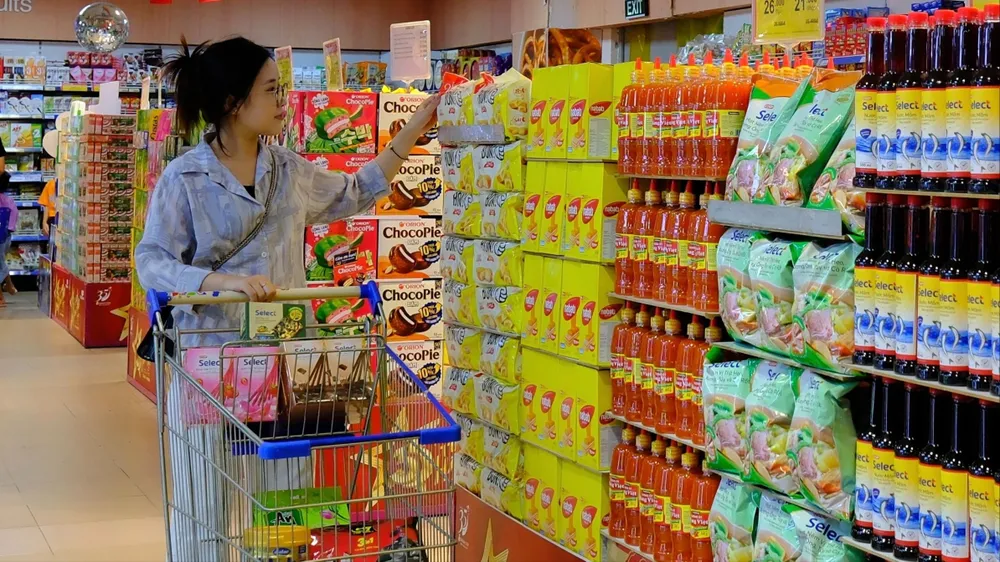 Người tiêu dùng lựa chọn thực phẩm thiết yếu tại hệ thống Saigon Co.op trong chương trình mua sắm hàng Việt dịp Quốc khánh 2-9. Ảnh: MINH XUÂN