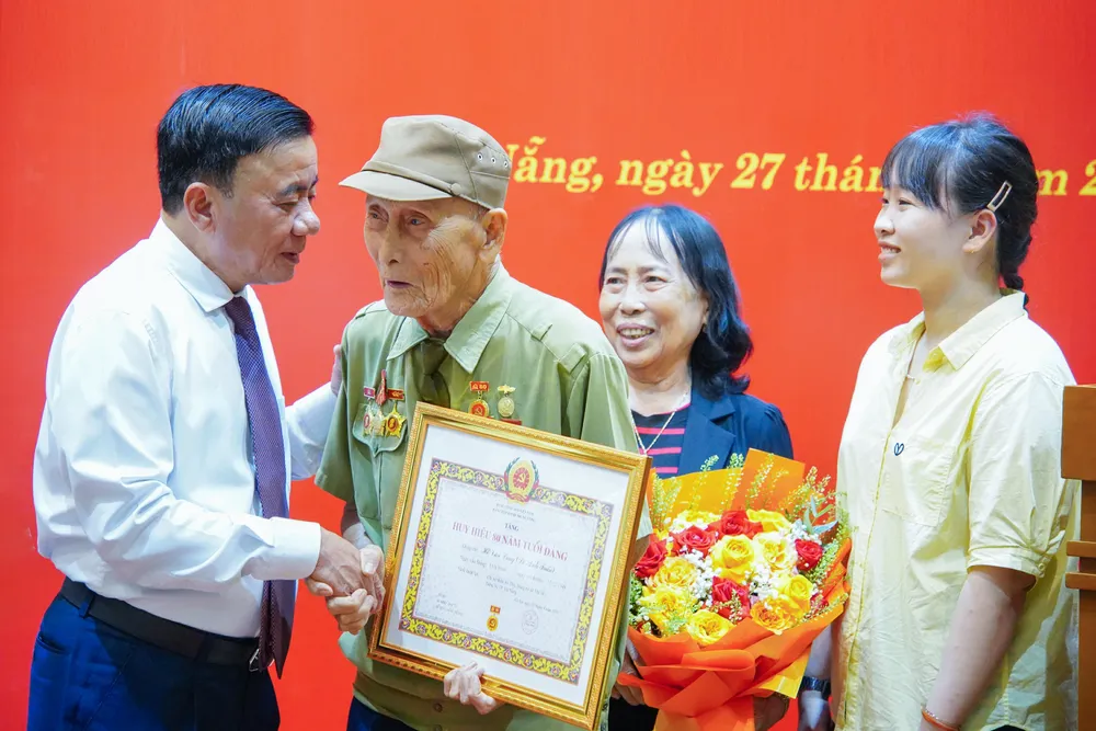 trao-huy-hieu-dang-1494-6840.jpg