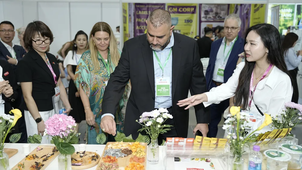 Doanh nghiệp Việt giới thiệu sản phẩm với các đối tác, nhà mua hàng tại Vietnam International Sourcing 2026. Ảnh: MINH XUÂN
