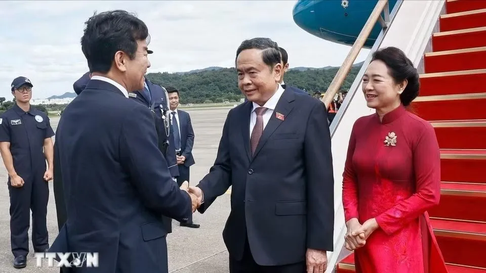 Chủ tịch Nhóm Nghị sĩ Hữu nghị Hàn Quốc – Việt Nam Moon Jin-seok đón Chủ tịch Quốc hội Trần Thanh Mẫn và Phu nhân tại sân bay Seongnam, Seoul. Ảnh: TTXVN