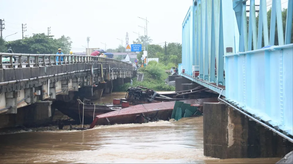 Sà lan trôi dạt, mắc kẹt ở chân cầu đường sắt Mỹ Chánh (tỉnh Quảng Trị), ngày 13-9. Ảnh: ĐỨC NGHĨA - VĂN THẮNG